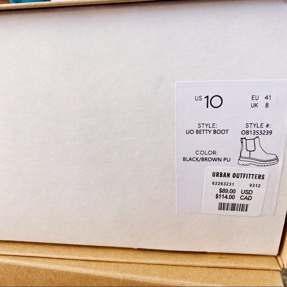 Urban Outfitters | UO Betty Treaded Chelsea Boot Lug Sole Black Brown Combat New - Picture 15 of 16